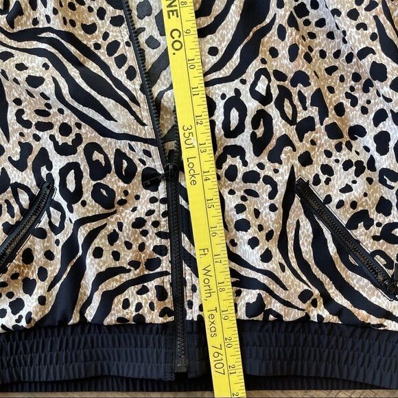 Chico's Zenergy Front Zip Animal Print LIghtweight Jacket - SIze 8 - Picture 6 of 9
